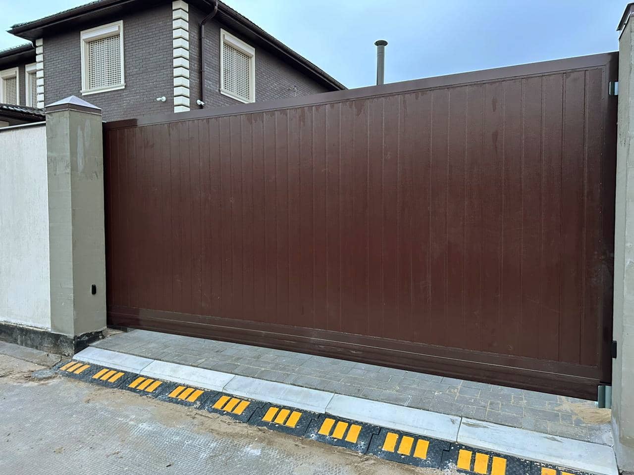 Уличные ворота DoorHan в Химках с установкой